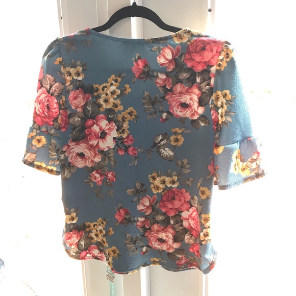 Floral with blue background Women’s top size M - Picture 2 of 4